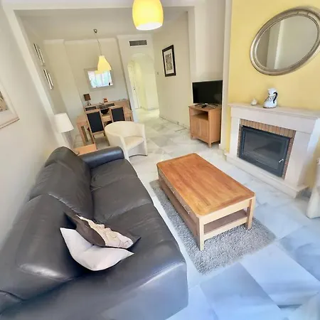 Apartment Lovely Two Bedroom Estepona