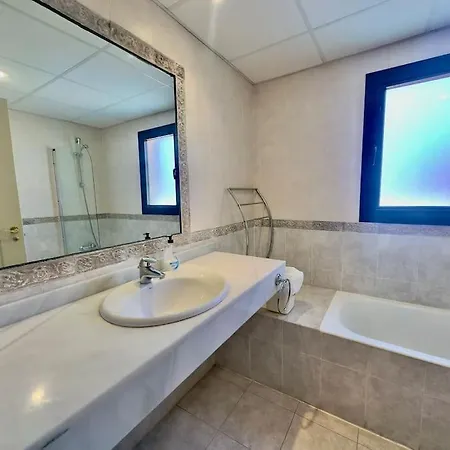 Lovely Two Bedroom אסטפונה
